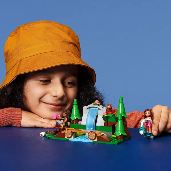 LEGO 41677 LEGO Friends Wasserfall im Wald, Camping Spielzeug ab 5 Jahre mit Mini Puppen – Bild 7